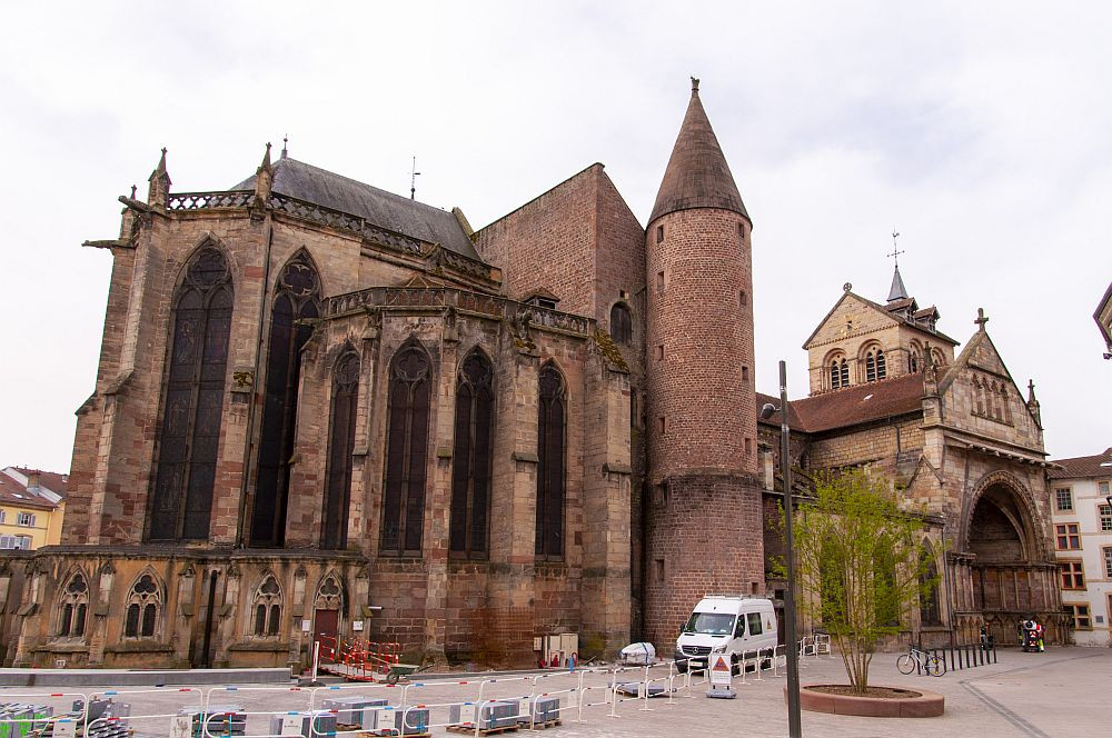 Klicke auf die Grafik für eine vergrößerte Ansicht  Name: 02 Die unterschiedlichen Baustile der Basilika St. Mauritius.jpg Ansichten: 0 Größe: 221,1 KB ID: 3332024