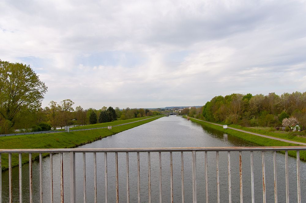 Klicke auf die Grafik für eine vergrößerte Ansicht  Name: 04 La Moselle Canalisée wird überquert.jpg Ansichten: 0 Größe: 168,0 KB ID: 3332918