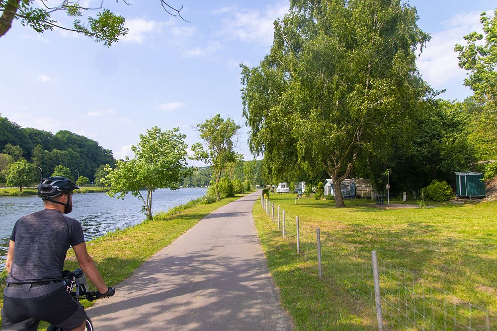 Klicke auf die Grafik für eine vergrößerte Ansicht  Name: 20 Campingplatz Opa Schuler zwischen Bahngleisen, Radweg und Mosel.jpg Ansichten: 0 Größe: 301,1 KB ID: 3336820