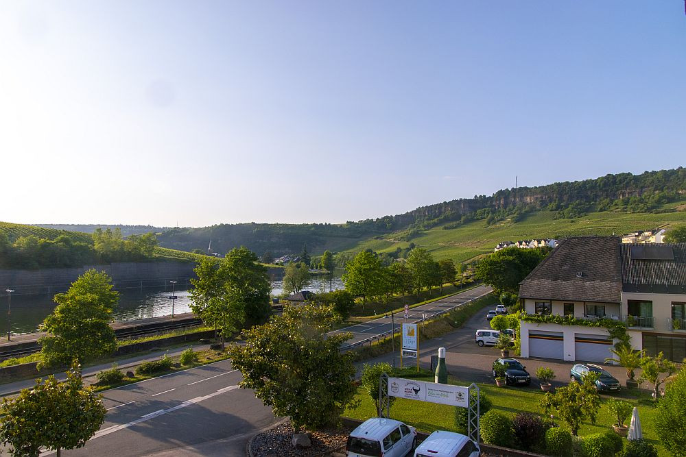 Klicke auf die Grafik für eine vergrößerte Ansicht  Name: 25 Abendlicher Schlafzimmerblick auf die Mosel bei Nittel.jpg Ansichten: 0 Größe: 198,2 KB ID: 3336825