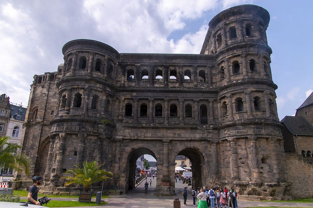 Klicke auf die Grafik für eine vergrößerte Ansicht  Name: 13 Die Porta Nigra.jpg Ansichten: 0 Größe: 215,3 KB ID: 3337826