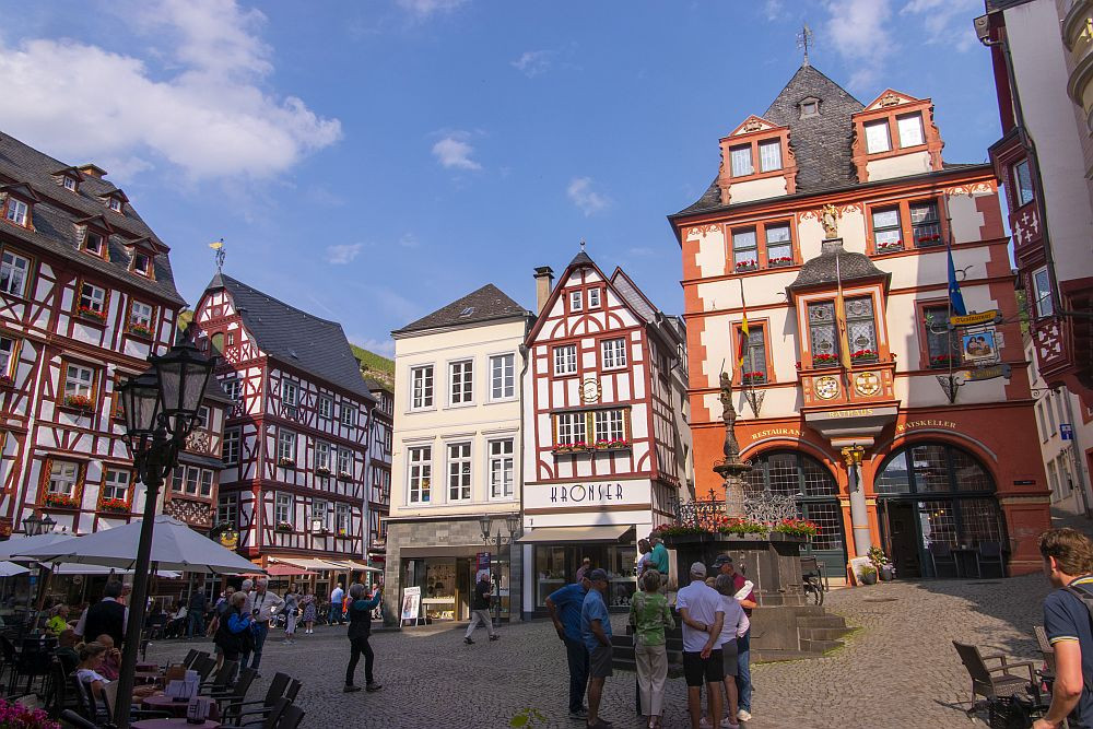 Klicke auf die Grafik für eine vergrößerte Ansicht  Name: 25 Auf dem Marktplatz von Bernkastel.jpg Ansichten: 0 Größe: 274,1 KB ID: 3337839