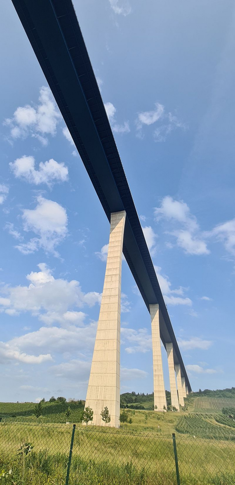 Klicke auf die Grafik für eine vergrößerte Ansicht  Name: 27 Die hohe und auch heute noch hoch umstrittene Hochmoselbrücke.jpg Ansichten: 0 Größe: 379,1 KB ID: 3337842