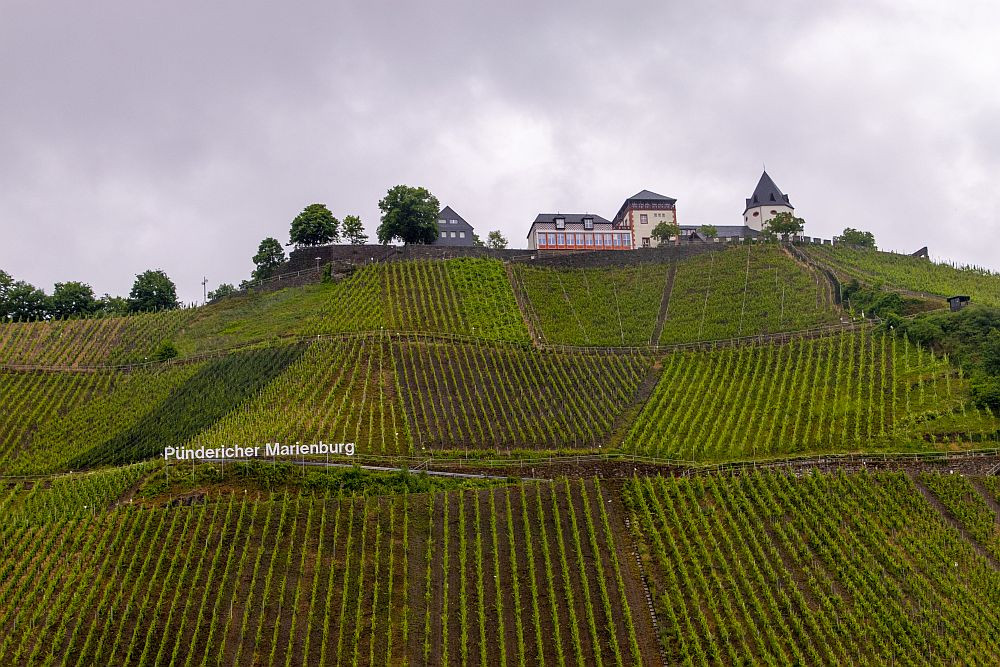 Klicke auf die Grafik für eine vergrößerte Ansicht  Name: 02 Nette kleinen Bauten über den Weinbergen.jpg Ansichten: 0 Größe: 290,9 KB ID: 3341717