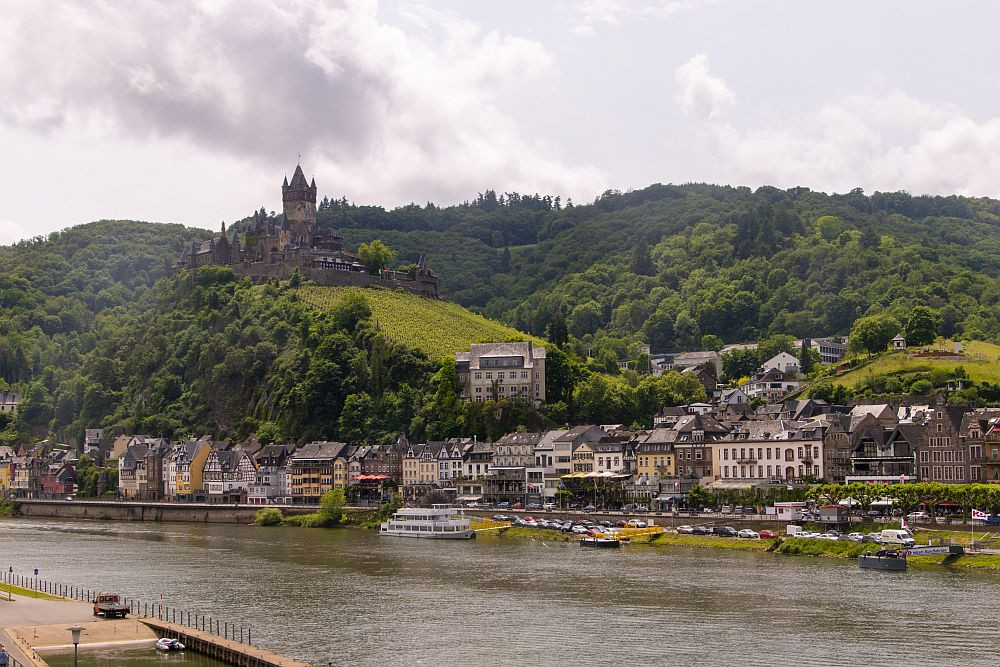 Klicke auf die Grafik für eine vergrößerte Ansicht  Name: 14 Die Reichsburg Cochem mit seinem bunten Treiben.jpg Ansichten: 0 Größe: 255,5 KB ID: 3341729