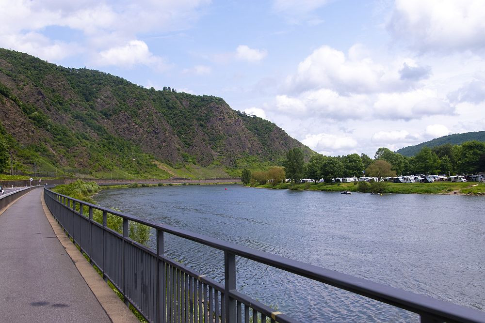 Klicke auf die Grafik für eine vergrößerte Ansicht  Name: 15 Das Wetter wird besser hinter Cochem.jpg Ansichten: 0 Größe: 206,6 KB ID: 3341731