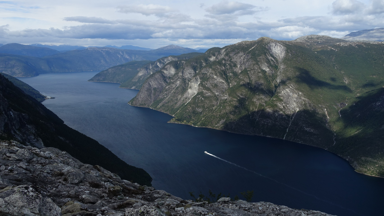 Klicke auf die Grafik für eine vergrößerte Ansicht

Name: 2025 Norge 0485.jpg
Ansichten: 480
Größe: 519,8 KB
ID: 3350660