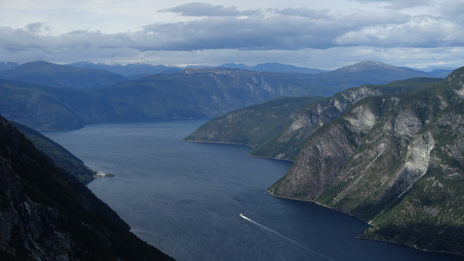 Klicke auf die Grafik für eine vergrößerte Ansicht

Name: 2025 Norge 0486.jpg
Ansichten: 483
Größe: 438,4 KB
ID: 3350662