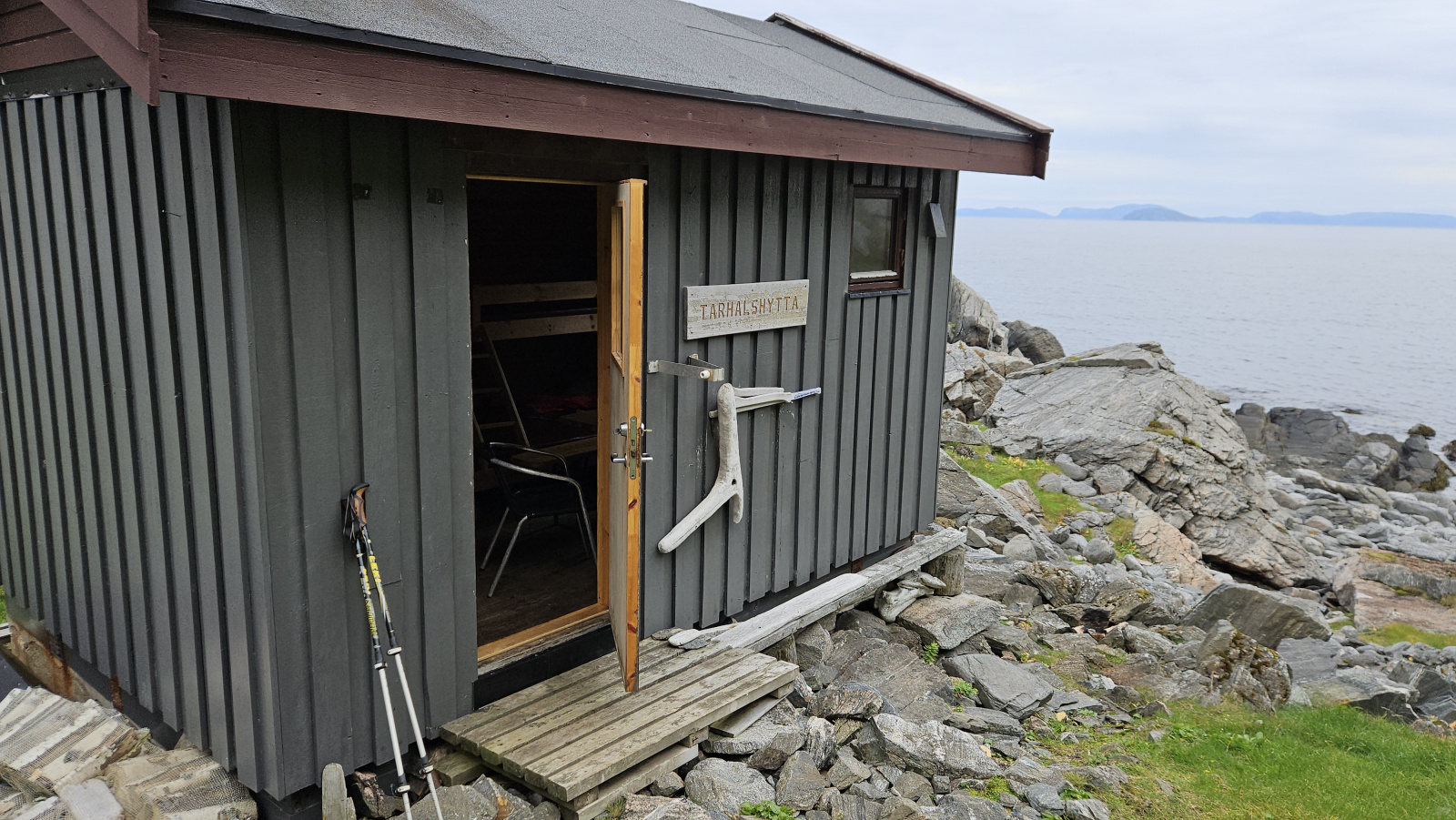 Klicke auf die Grafik für eine vergrößerte Ansicht

Name: 20250902_135408 Tarhalshytta von nahem.jpg
Ansichten: 106
Größe: 686,2 KB
ID: 3353276