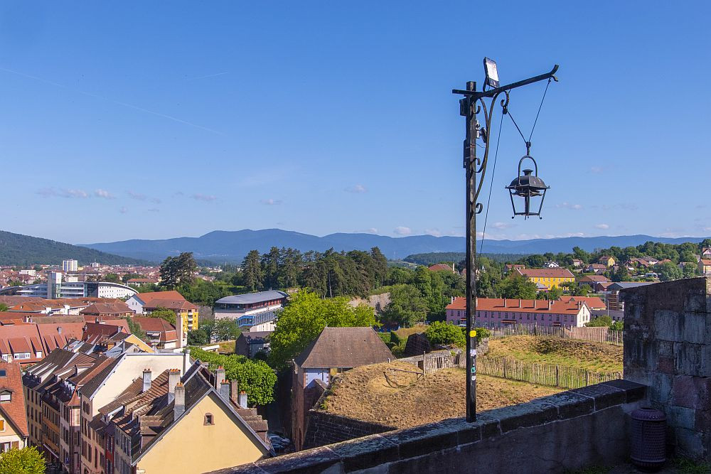 Klicke auf die Grafik für eine vergrößerte Ansicht  Name: 10 Blick über Belfort auf die Vogesen.jpg Ansichten: 0 Größe: 207,1 KB ID: 3354358