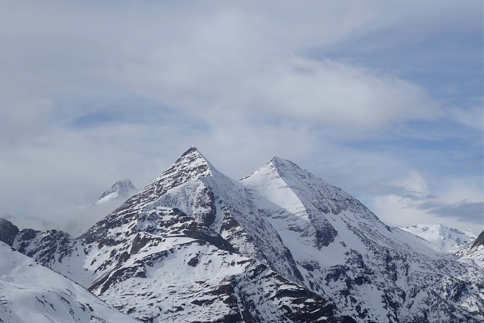 Klicke auf die Grafik für eine vergrößerte Ansicht  Name: Blick in die hohen Tauern von Fuscher Törl am Glöcknerpass.jpg Ansichten: 0 Größe: 515,5 KB ID: 3354718