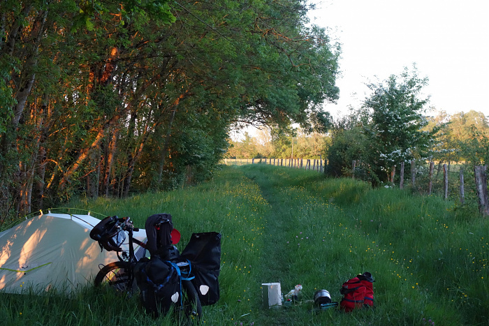 Klicke auf die Grafik für eine vergrößerte Ansicht  Name: bernachtungsplatz am Feldweg im Loire-Tal.jpg Ansichten: 0 Größe: 885,7 KB ID: 3354418