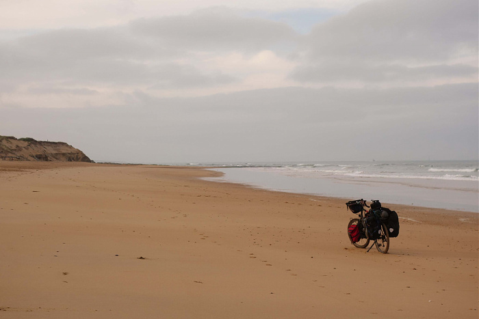 Klicke auf die Grafik für eine vergrößerte Ansicht  Name: radeln auf dem Sand entlang ewiger Dünen am Atlantik.jpg Ansichten: 0 Größe: 273,3 KB ID: 3354727