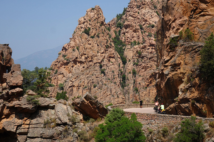 Klicke auf die Grafik für eine vergrößerte Ansicht  Name: Serpentinenstraße entlang der zerklüfften Westküste bei Piana (Korsika).jpg Ansichten: 0 Größe: 1,05 MB ID: 3354728