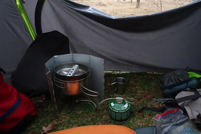 Klicke auf die Grafik für eine vergrößerte Ansicht  Name: bei Regen kocht es sich besser im Zelt.jpg Ansichten: 12 Größe: 534,1 KB ID: 3355755