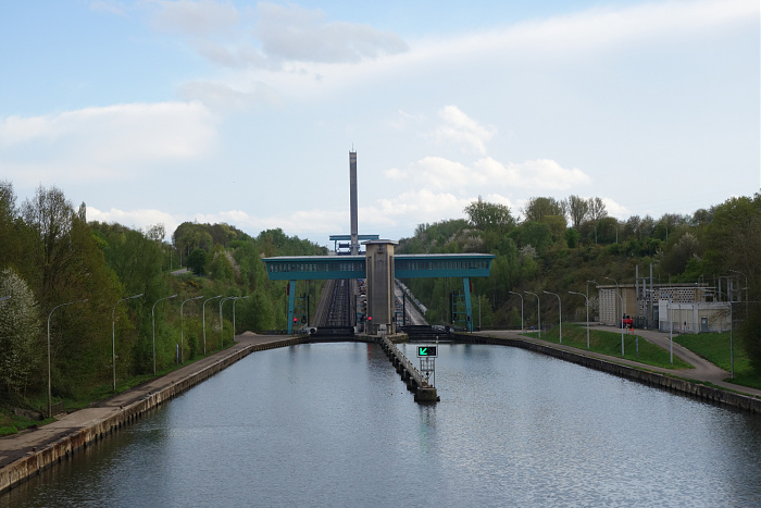 Klicke auf die Grafik für eine vergrößerte Ansicht  Name: hier wird nur ein Fluss sammt Schiffe umgetragen.jpg Ansichten: 13 Größe: 544,4 KB ID: 3355763