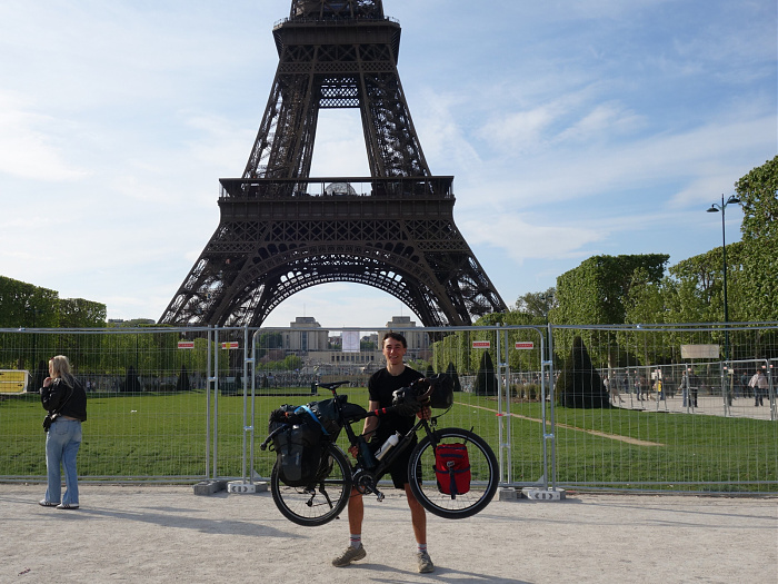 Klicke auf die Grafik für eine vergrößerte Ansicht  Name: Siegerfoto vor dem Eifelturm.jpg Ansichten: 13 Größe: 760,9 KB ID: 3355766