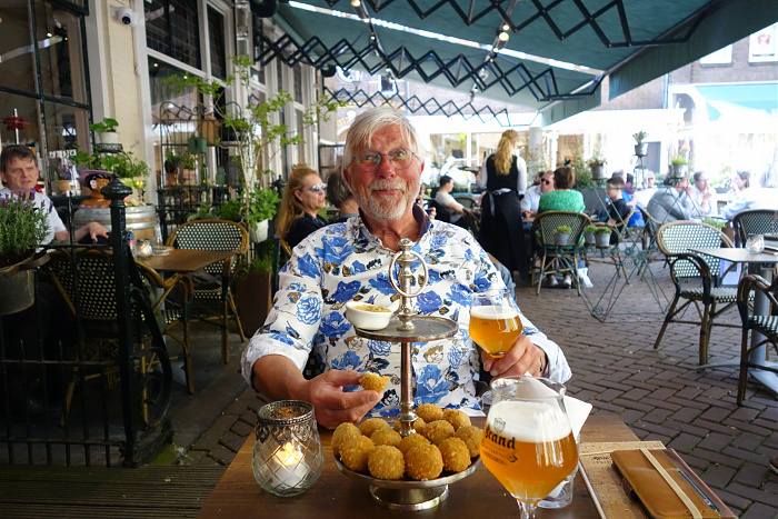 Klicke auf die Grafik für eine vergrößerte Ansicht  Name: Joopi mit Bitterballen.jpg Ansichten: 16 Größe: 775,5 KB ID: 3355748