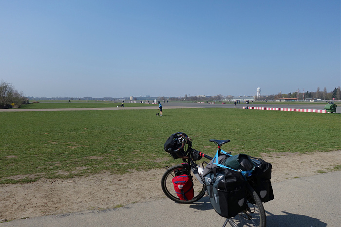 Klicke auf die Grafik für eine vergrößerte Ansicht  Name: Abflug auf dem Tempelhofer Flugfeld.jpg Ansichten: 0 Größe: 622,5 KB ID: 3355731