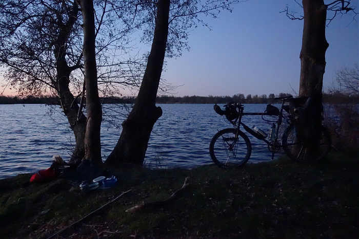 Klicke auf die Grafik für eine vergrößerte Ansicht  Name: bernachtungsplatz am Trebelsee.jpg Ansichten: 0 Größe: 705,2 KB ID: 3355729