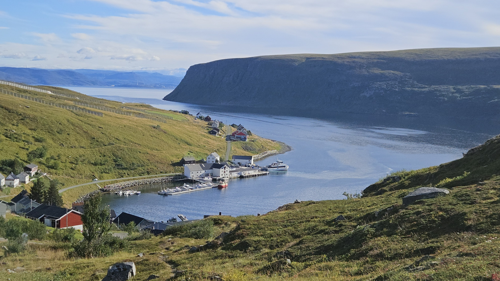 Klicke auf die Grafik für eine vergrößerte Ansicht

Name: 20250904_142907 Akkarfjord von oben mit Fähre.jpg
Ansichten: 15
Größe: 739,4 KB
ID: 3356006