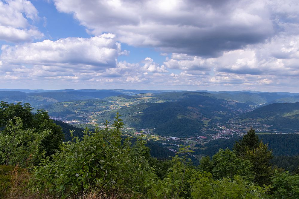 Klicke auf die Grafik für eine vergrößerte Ansicht  Name: 28 Das Tal der oberen Mosel liegt uns zu Füßen.jpg Ansichten: 8 Größe: 224,2 KB ID: 3356249