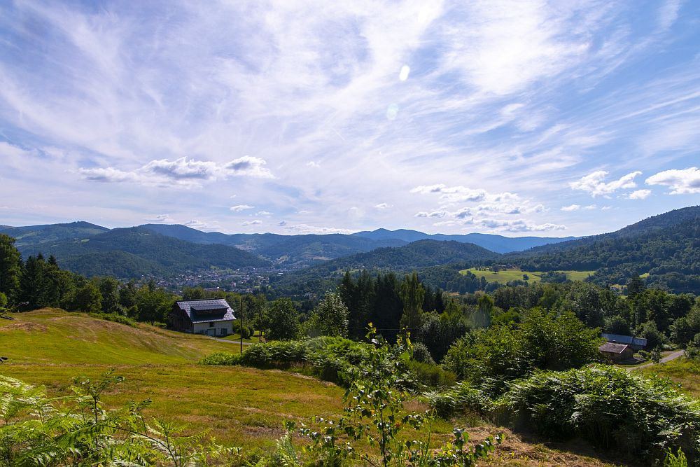 Klicke auf die Grafik für eine vergrößerte Ansicht  Name: 02 Blick auf den Hof Pre Martin mit Le Thillot im Hintergrund.jpg Ansichten: 0 Größe: 241,1 KB ID: 3357973
