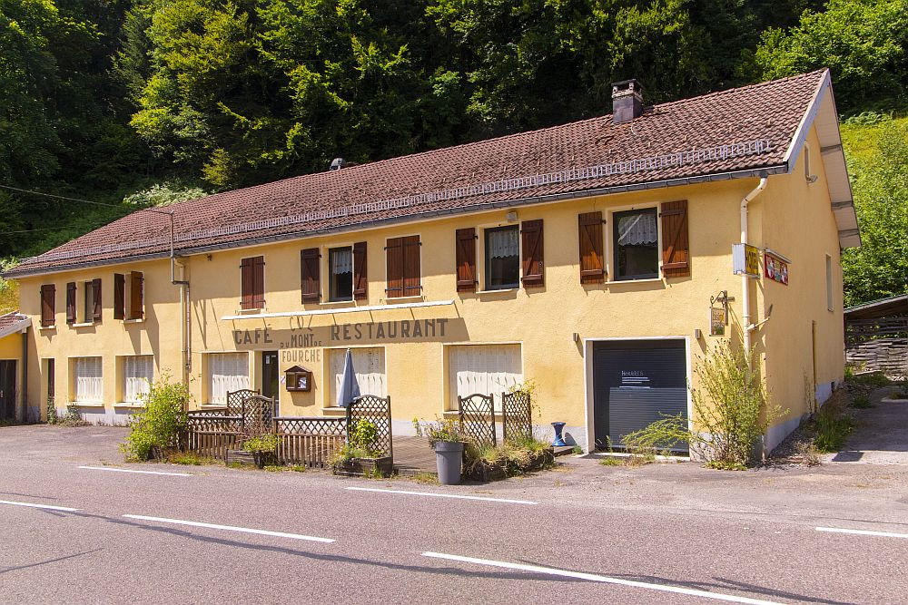 Klicke auf die Grafik für eine vergrößerte Ansicht  Name: 13 Ein geschlossener Gasthof am Col du Mont de Fourche.jpg Ansichten: 0 Größe: 340,0 KB ID: 3357984