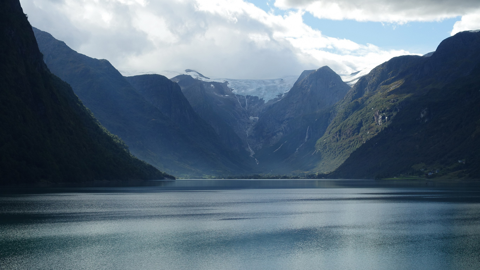 Klicke auf die Grafik für eine vergrößerte Ansicht

Name: 2025 Norge 0718.jpg
Ansichten: 8
Größe: 474,0 KB
ID: 3358143