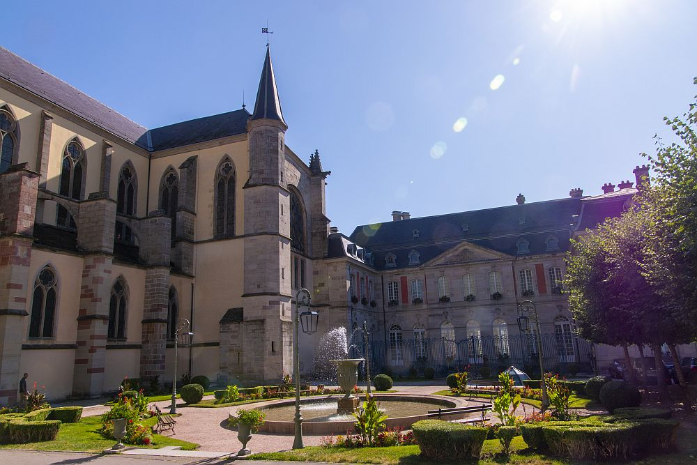 Klicke auf die Grafik für eine vergrößerte Ansicht  Name: 12 Der Place de Mesdames.jpg Ansichten: 0 Größe: 199,7 KB ID: 3361979